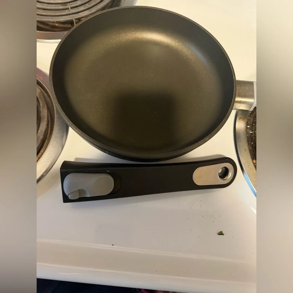 Pampered Chef Black 8in frying pan  with Soft-Touch Handle - Picture 3 of 4